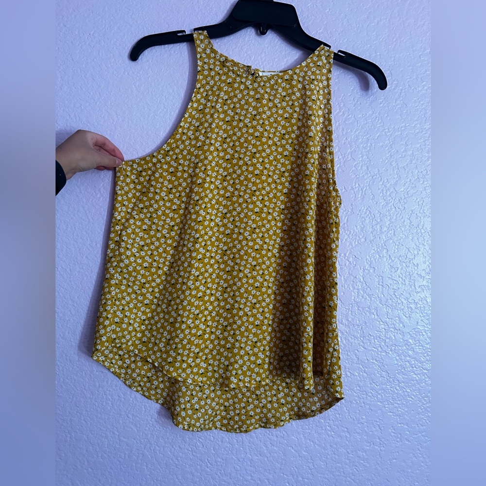 Sleeveless Daisy Patterned Blouse
